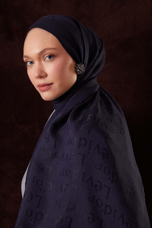 LevidorKoyu Lacivert Yazı Baskılı Naia Jakar Şal