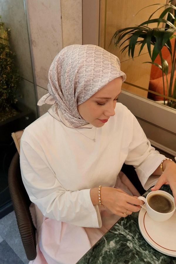 LevidorKrem El Yazısı Desen Twill İpek Eşarp