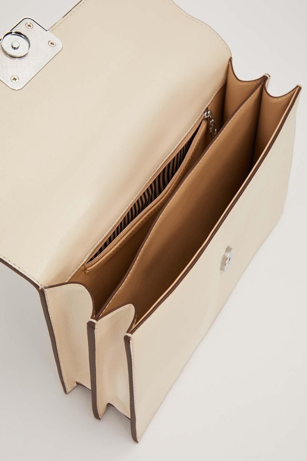 LevidorKrem Kare Form Charm Detaylı Omuz Çantası