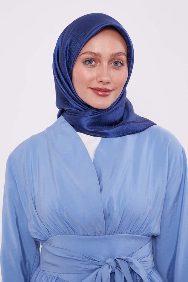 LevidorLacivert Baklava Desen Monogram İpek Eşarp