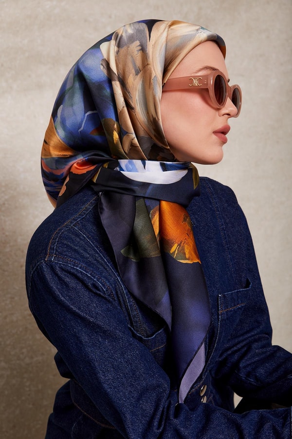 LevidorLacivert Çiçek Desenli Twill İpek Eşarp