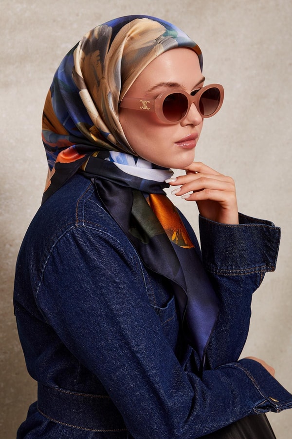 LevidorLacivert Çiçek Desenli Twill İpek Eşarp