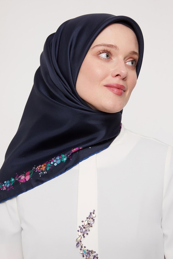 LevidorLacivert Cicek Serit Twill İpek Eşarp