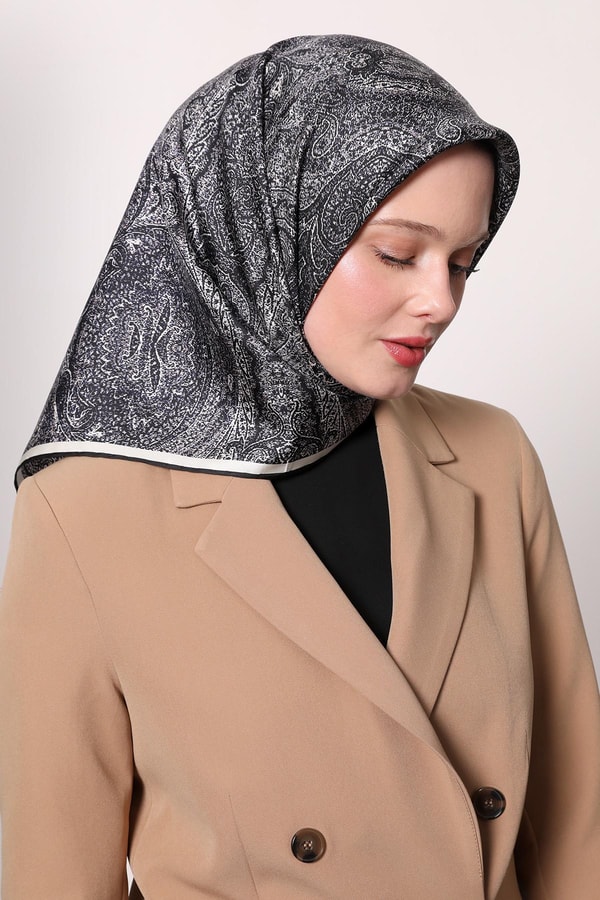 LevidorLacivert - Ekru Soyut Etnik Desen Twill İpek Eşarp