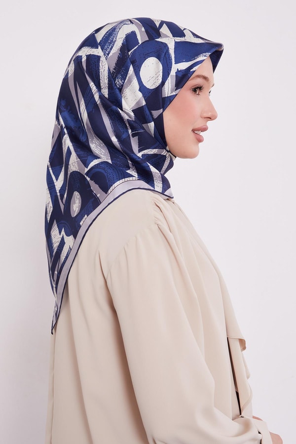LevidorLacivert Harf Baskılı Twill İpek Eşarp