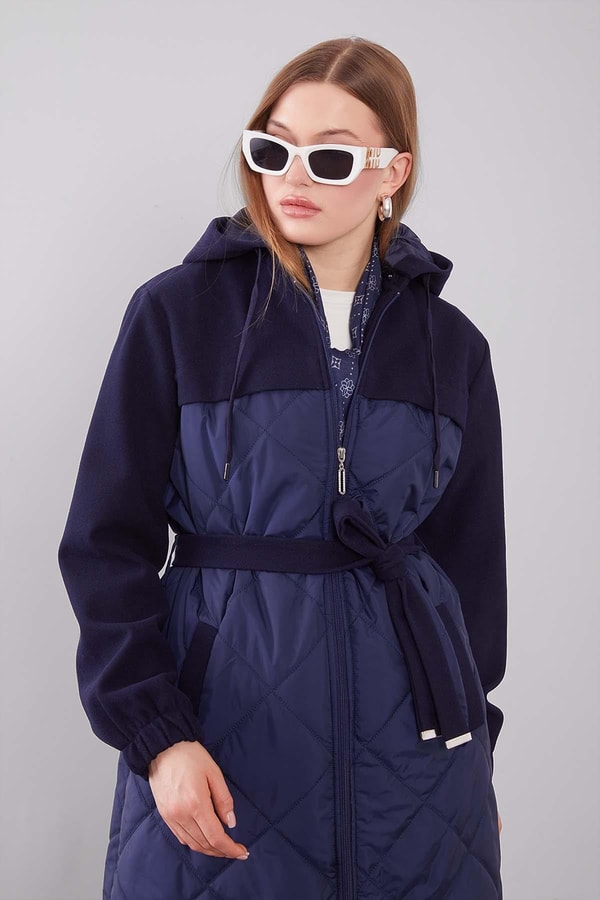 LevidorLacivert Kapitone Kaşeli Kuşak Detay Mont