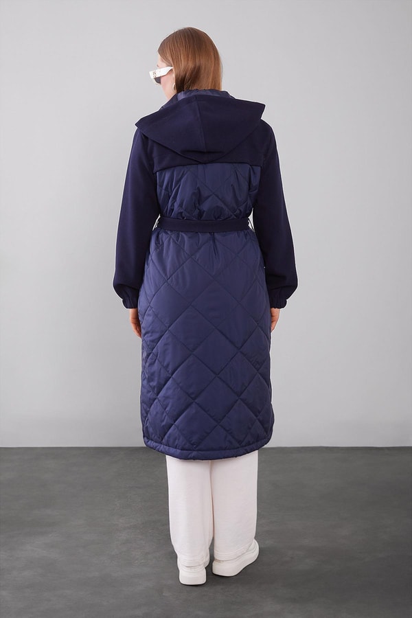 LevidorLacivert Kapitone Kaşeli Kuşak Detay Mont