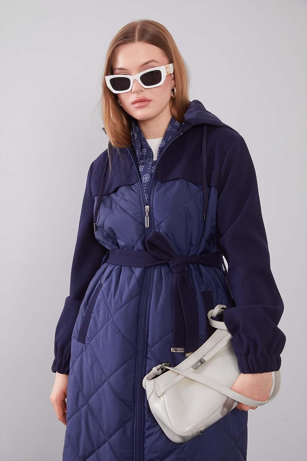 LevidorLacivert Kapitone Kaşeli Kuşak Detay Mont