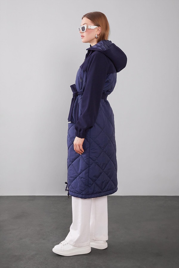 LevidorLacivert Kapitone Kaşeli Kuşak Detay Mont