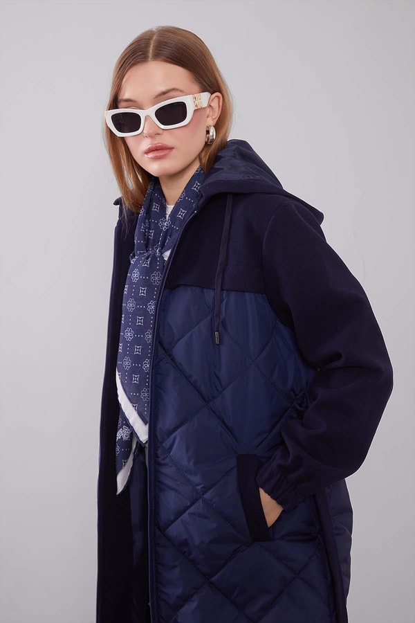 LevidorLacivert Kapitone Kaşeli Kuşak Detay Mont