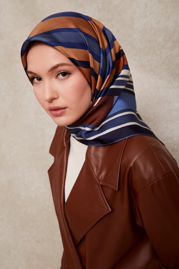 LevidorLacivert Kare Desen Twill İpek Eşarp