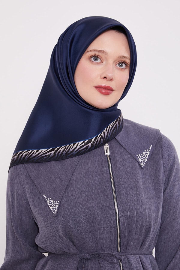 LevidorLacivert Kenar Leopar Desen Twill İpek Eşarp