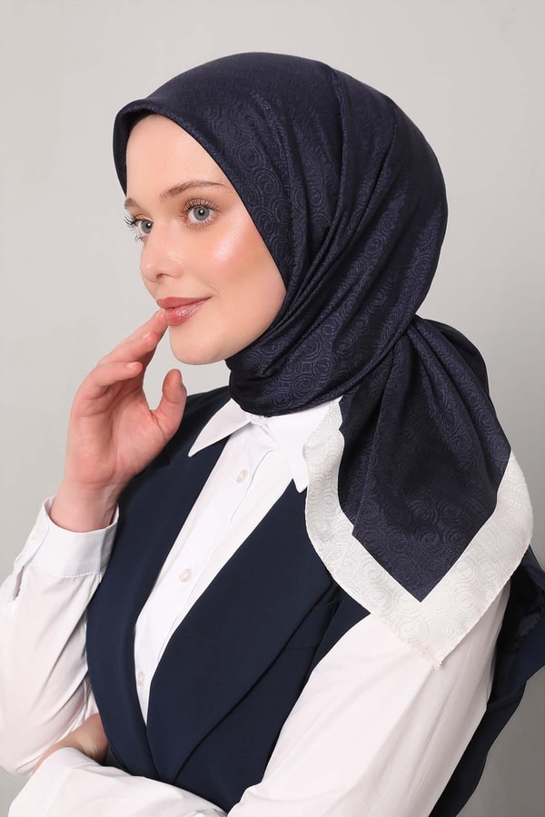 LevidorLacivert Kenar Şeritli Monogram İpek Eşarp