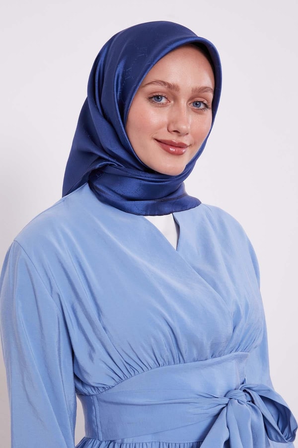 LevidorLacivert Petek Desen Monogram İpek Eşarp