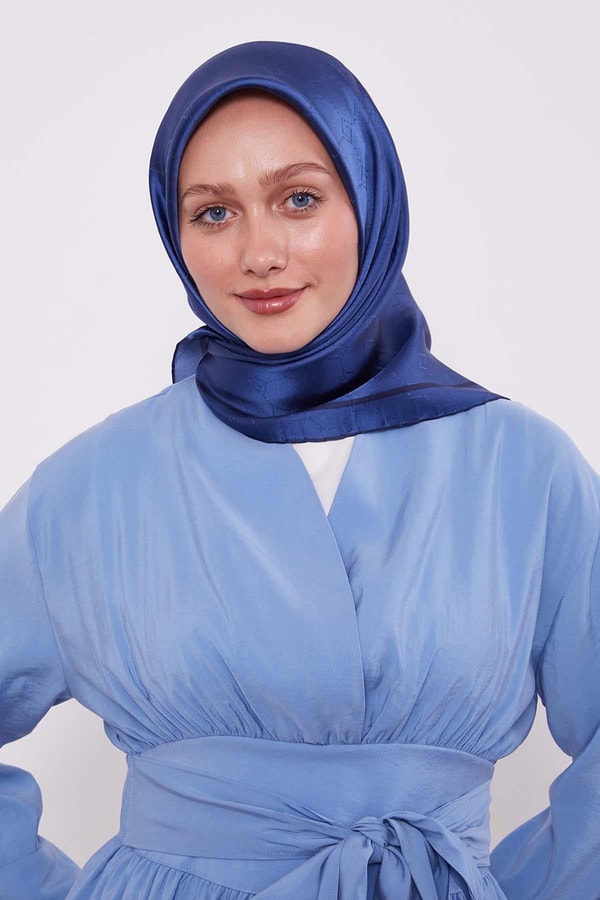 LevidorLacivert Petek Desen Monogram İpek Eşarp