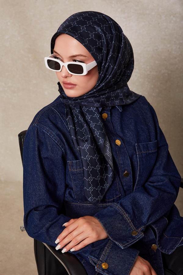 LevidorLacivert Petek Desen Twill İpek Eşarp