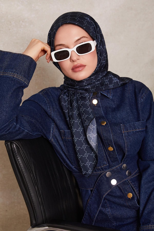 LevidorLacivert Petek Desen Twill İpek Eşarp