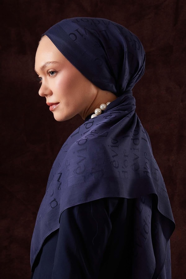 LevidorLacivert Yazı Baskılı Naia Jakar Şal