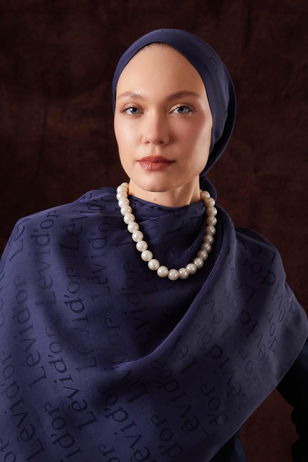 LevidorLacivert Yazı Baskılı Naia Jakar Şal