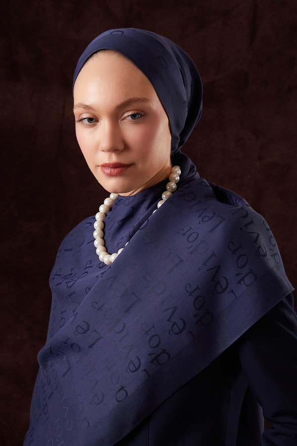 LevidorLacivert Yazı Baskılı Naia Jakar Şal