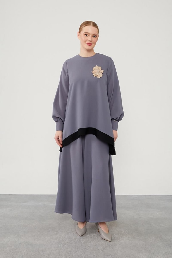 LevidorLevidor Antrasit Asimetrik Kesim Çiçek Broşlu Pantolonlu Takım