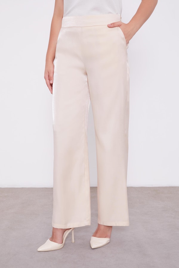 LevidorLevidor Bej Omuz İşlemeli Saten İkili Takım