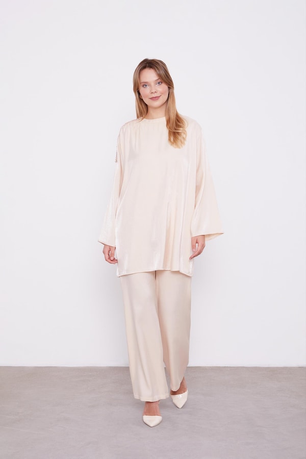 LevidorLevidor Bej Omuz İşlemeli Saten İkili Takım