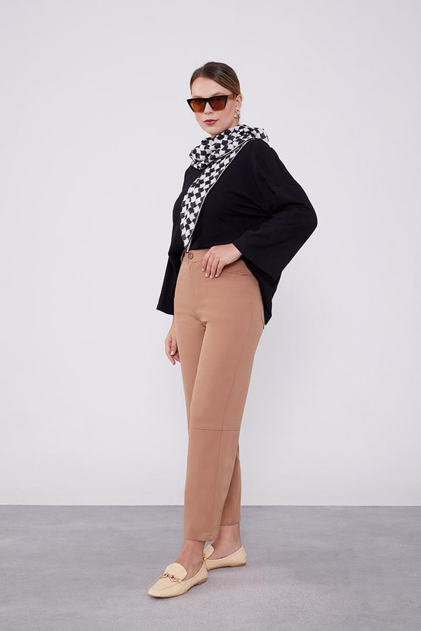 LevidorLevidor Camel Ekleme Tasarımlı Düz Paça Pantolon