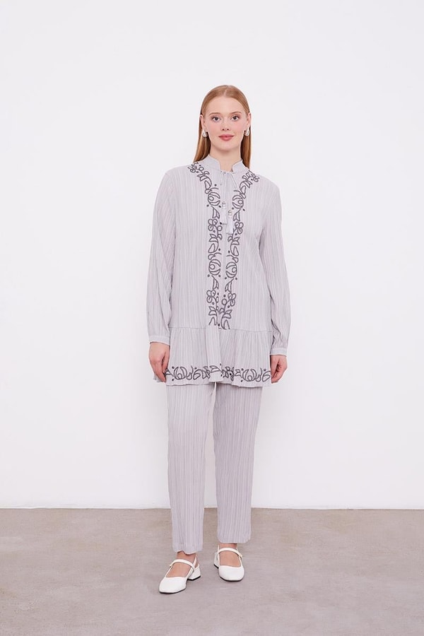 LevidorLevidor Gri Nakış Detaylı Takım