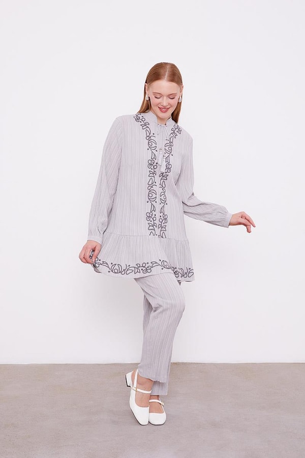 LevidorLevidor Gri Nakış Detaylı Takım