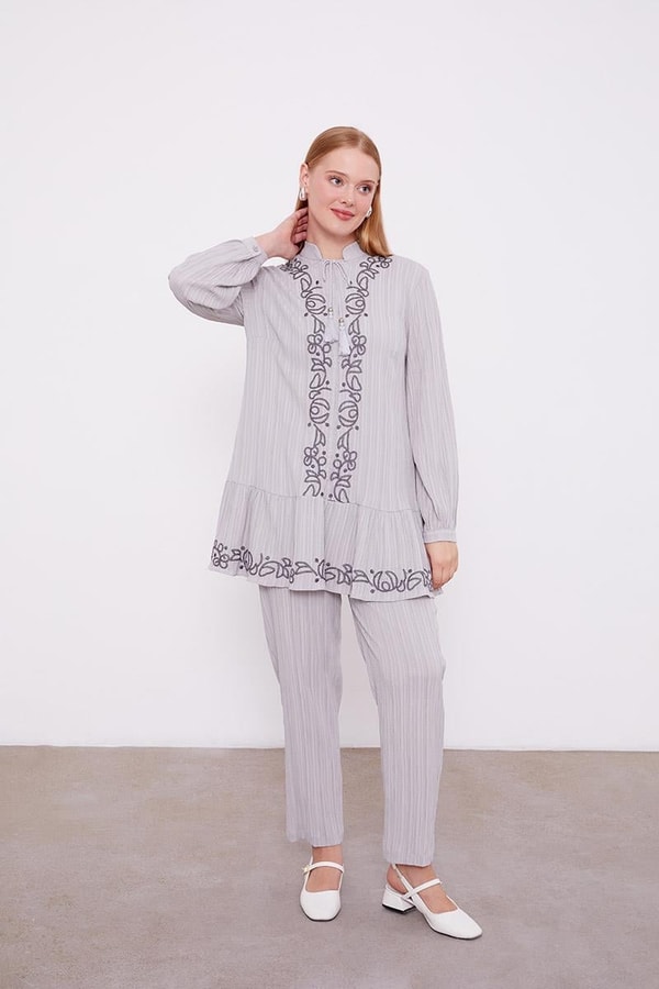 LevidorLevidor Gri Nakış Detaylı Takım