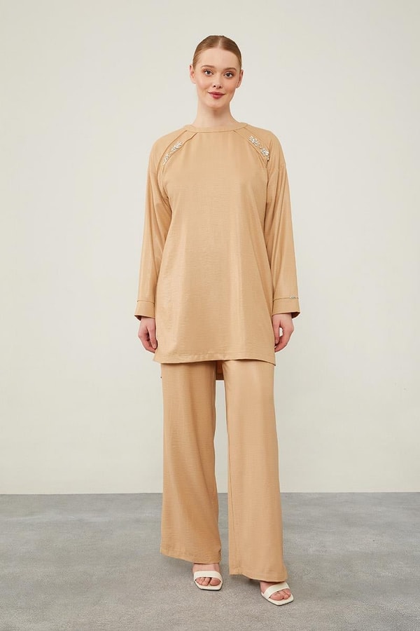 LevidorLevidor K.Bej Önü Taş İşlemeli Geniş Pantolonlu Tunik Takım