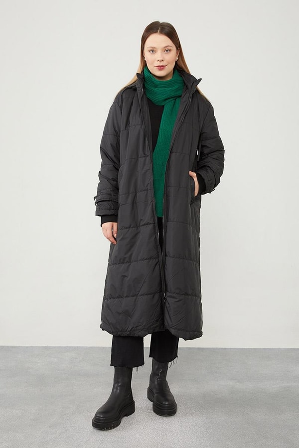 LevidorLevidor Siyah Kapüşonlu Kapitone Kısa Mont