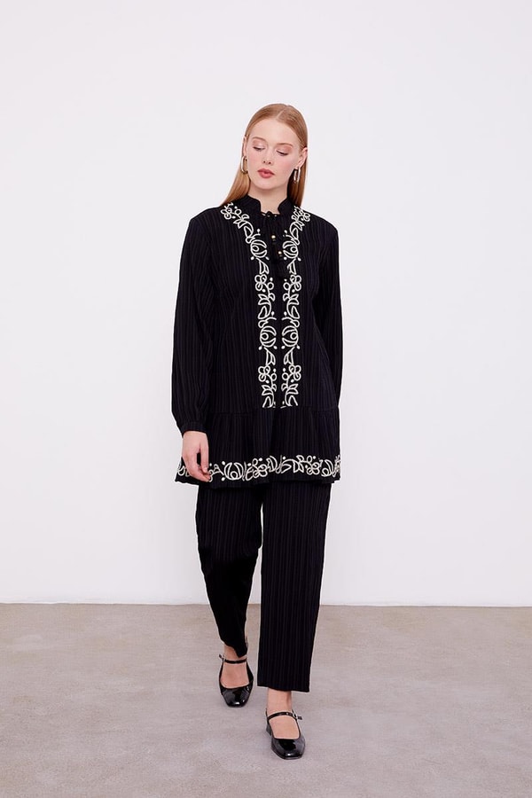 LevidorLevidor Siyah Nakış Detaylı Takım
