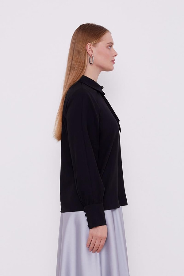 LevidorLevidor Siyah Yaka Taş Detaylı Bluz