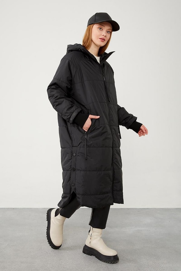 LevidorLevidor Siyah Yanları Çıt Çıt Detaylı Kapüşonlu Şişme Mont