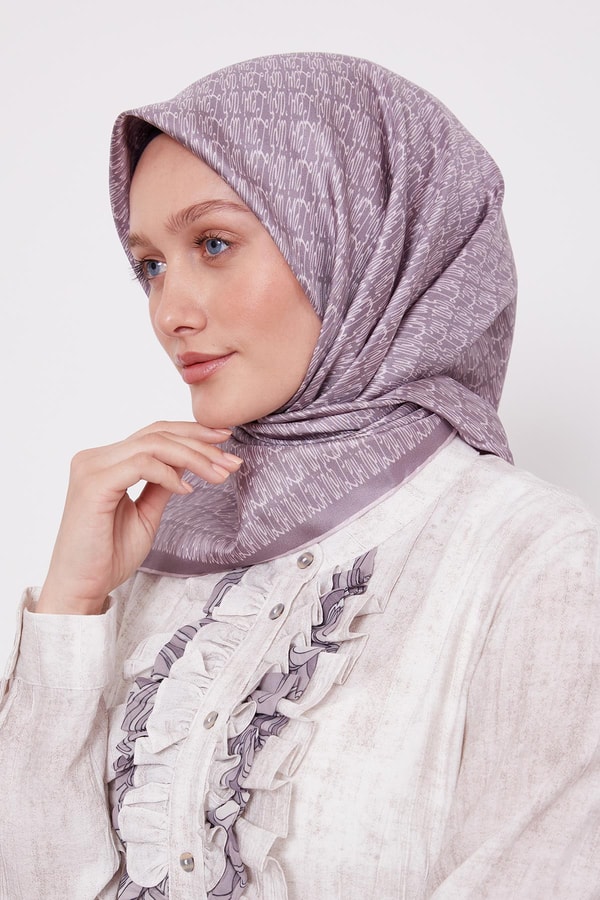 LevidorLila El Yazısı Desen Twill İpek Eşarp