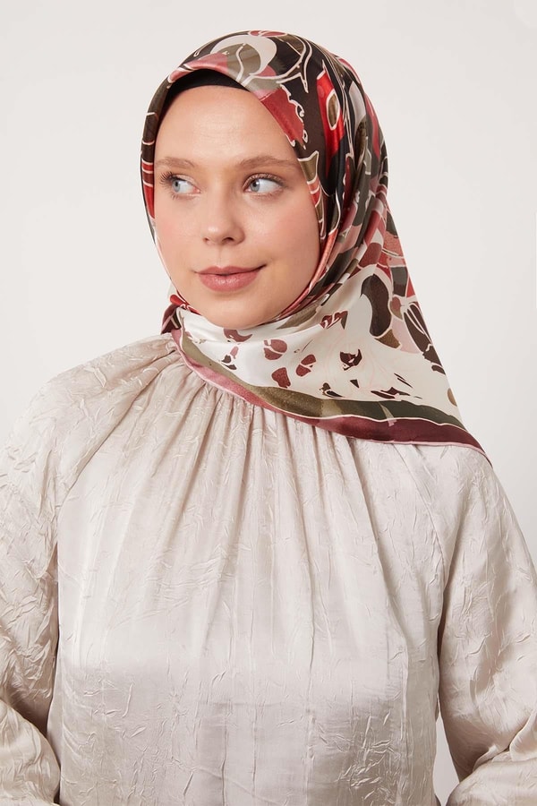 LevidorMenekşe Karışık Çiçek Desen Twill İpek Eşarp