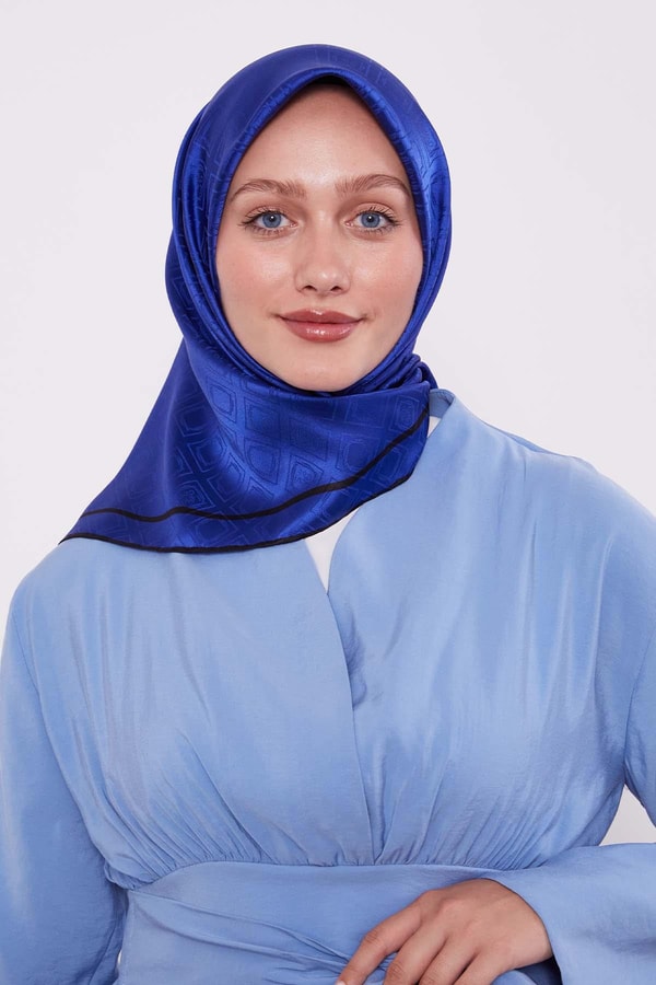 LevidorSaks Baklava Desen Monogram İpek Eşarp