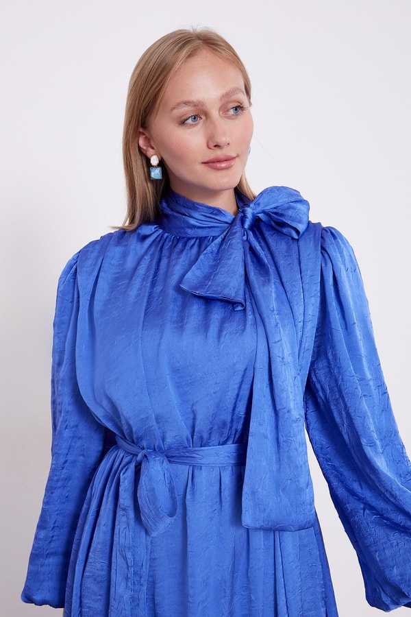 LevidorSaks Kuşak Detaylı Saten Kraş Elbise