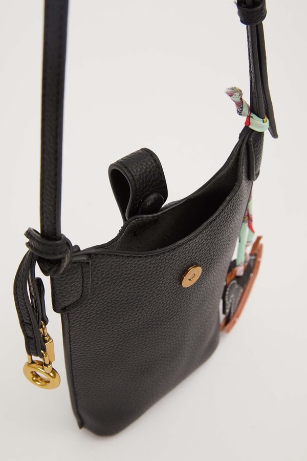 LevidorSiyah Atlı Charm Detaylı Omuz Çantası