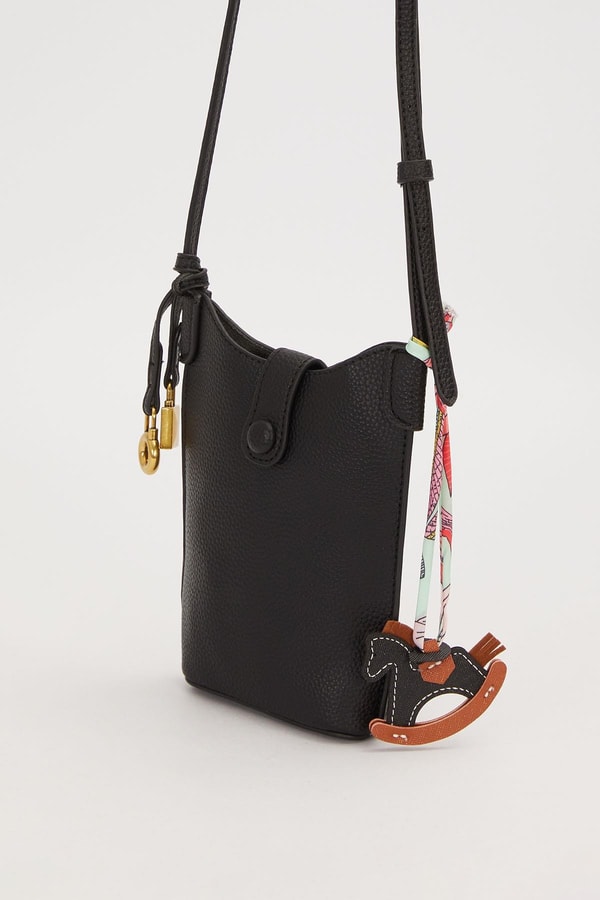 LevidorSiyah Atlı Charm Detaylı Omuz Çantası