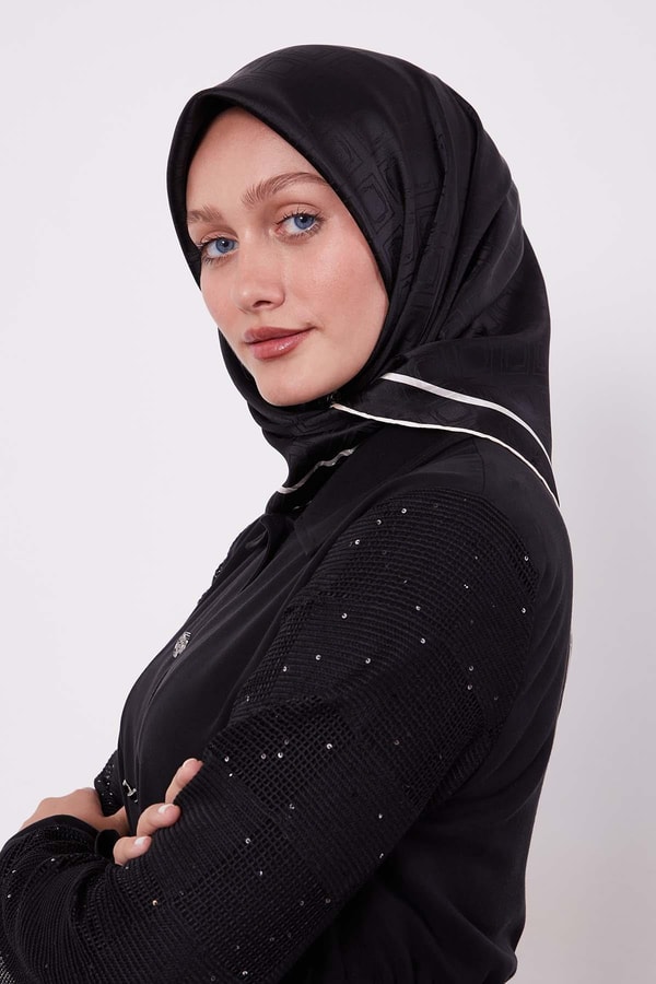 LevidorSiyah Baklava Desen Monogram İpek Eşarp