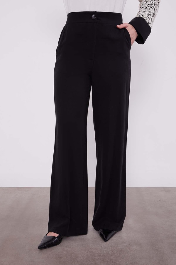 LevidorSiyah-Bej Dantel Detaylı Üçlü Tanik Takım