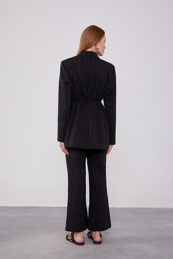 LevidorSiyah Belden Bağlamalı Çizgili Pantolonlu Takım