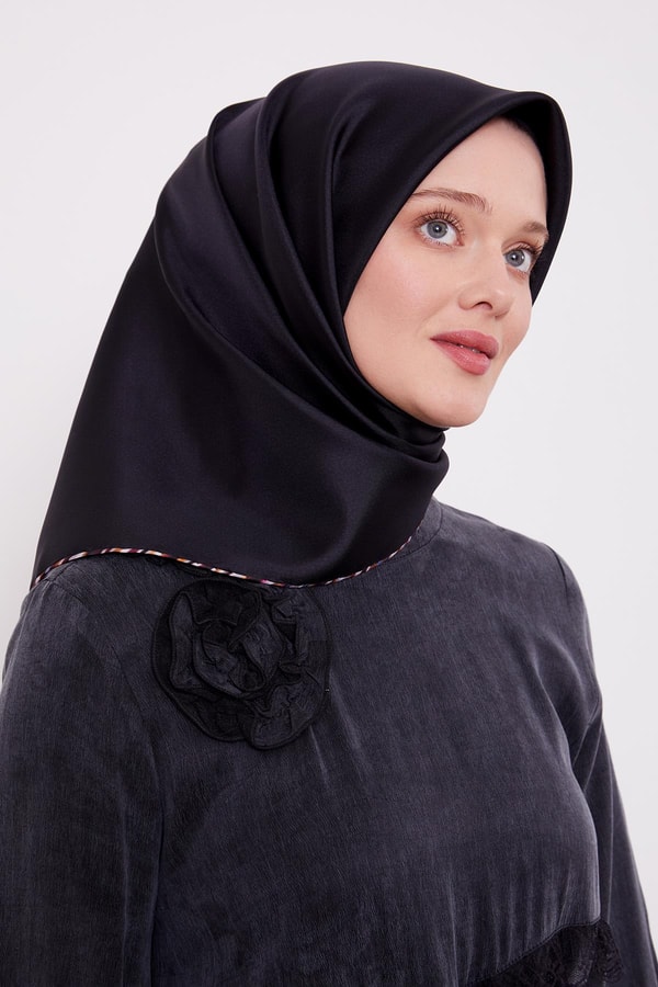 LevidorSiyah Benekli Twill İpek Eşarp