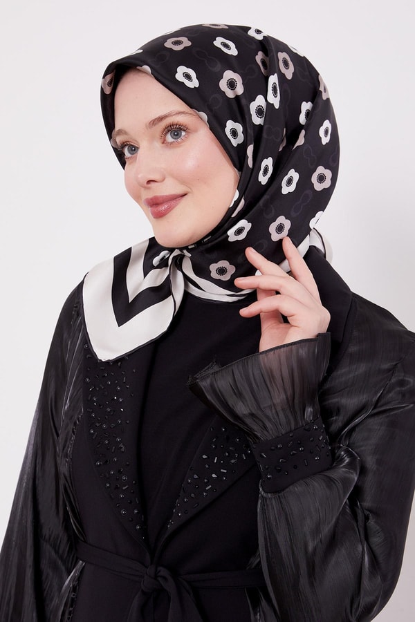 LevidorSiyah-Beyaz Papatya Desen Twill İpek Eşarp