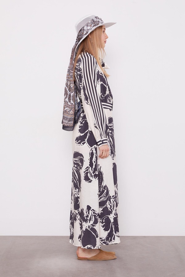 LevidorSiyah Büyük Çiçek Desenli Elbise