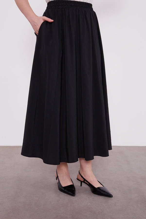 LevidorSiyah Cep Boncuk Papatya Detaylı Etek Takım