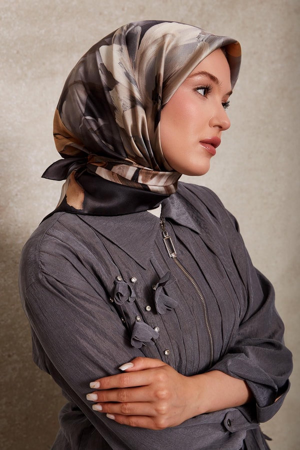 LevidorSiyah Çiçek Desenli Twill İpek Eşarp